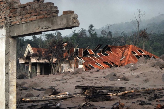 Menengok kondisi bangunan rusak tertimpa abu vulkanik Sinabung