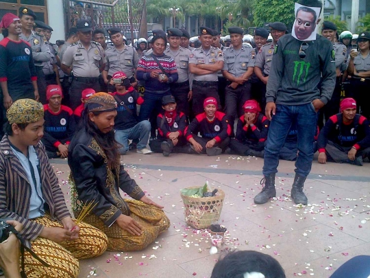 Tolak upah minim, ratusan buruh meruwat Wali Kota Semarang