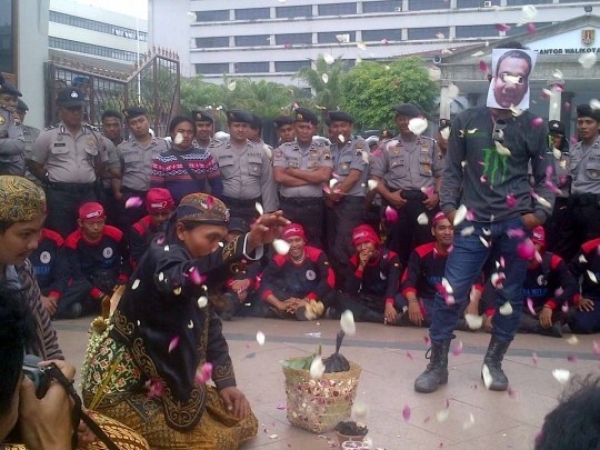 Tolak upah minim, ratusan buruh meruwat Wali Kota Semarang