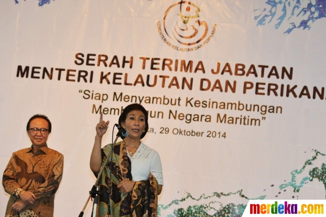 Foto : Gaya kebaya Susi Pudjiastuti saat sertijab menteri 