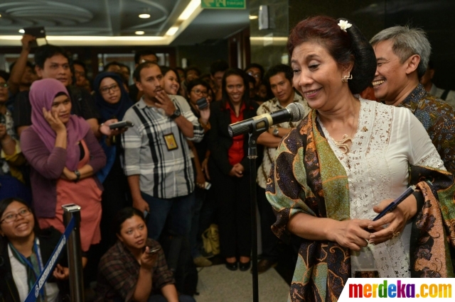 Foto : Gaya kebaya Susi Pudjiastuti saat sertijab menteri 