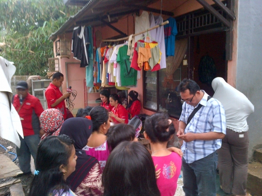Wajah sedih ibu tukang tusuk sate minta maaf ke Jokowi