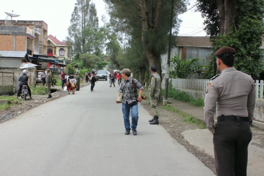 Antusiasme ribuan pengungsi Sinabung sambut kedatangan Jokowi