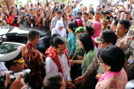 Antusiasme ribuan pengungsi Sinabung sambut kedatangan Jokowi