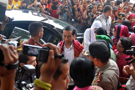 Histeris siswi SMA di Karo ngebet minta selfie dengan Jokowi