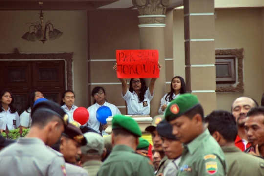 Histeris siswi SMA di Karo ngebet minta selfie dengan Jokowi