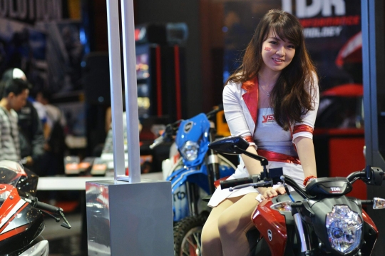 Model seksi panaskan Indonesia Motorcycle Show 2014 di Senayan