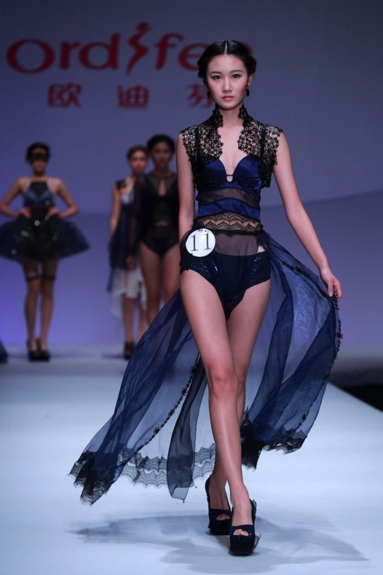 Para model cantik pamerkan pakaian dalam di China Fashion Week