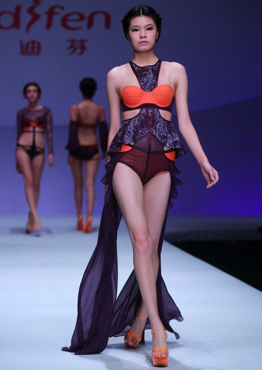 Para model cantik pamerkan pakaian dalam di China Fashion Week
