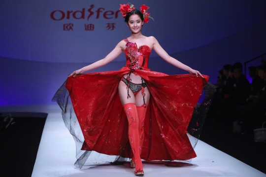 Para model cantik pamerkan pakaian dalam di China Fashion Week