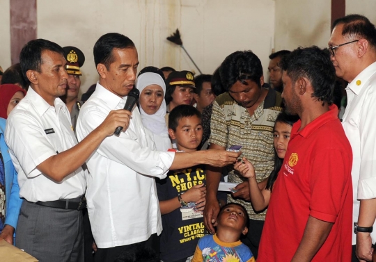 Keakraban Presiden Jokowi dengar keluhan korban erupsi Sinabung