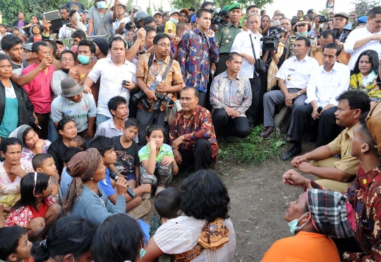 Keakraban Presiden Jokowi dengar keluhan korban erupsi Sinabung
