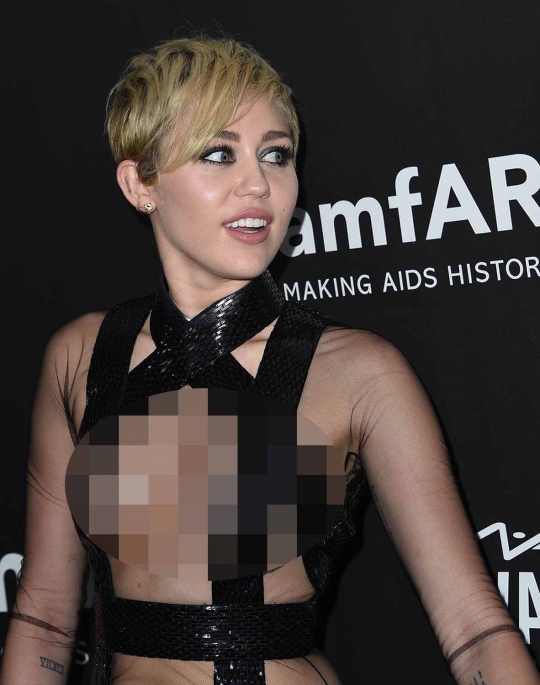 Miley Cyrus tampil nyaris topless saat hadiri amfAR di Hollywood