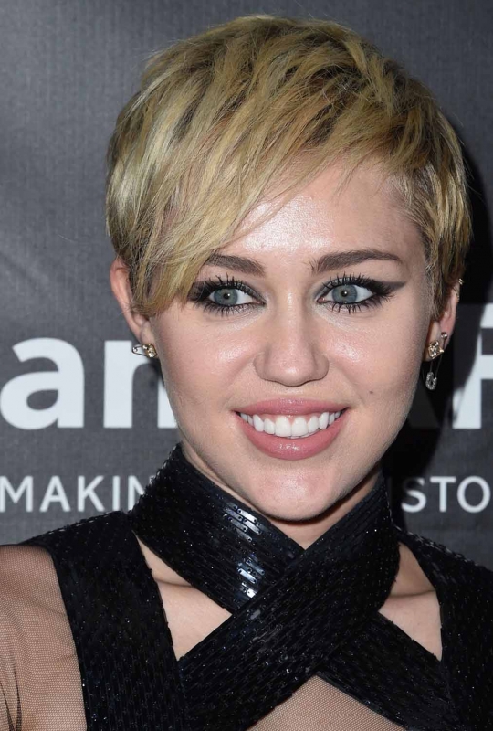 Miley Cyrus tampil nyaris topless saat hadiri amfAR di Hollywood