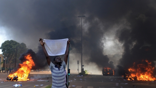 Situasi mencekam saat demonstran Burkina ngamuk bakar Parlemen