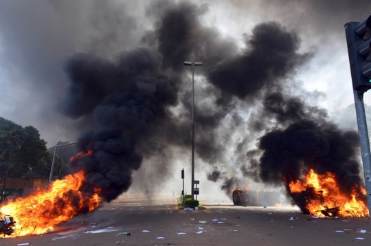 Situasi mencekam saat demonstran Burkina ngamuk bakar Parlemen