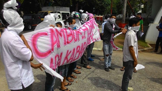 Mahasiswa Aceh minta haji mesum di salon dihukum cambuk