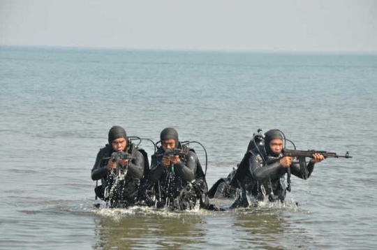 Aksi prajurit Tontaipur Kostrad menyerbu pantai