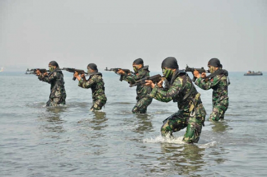 Aksi prajurit Tontaipur Kostrad menyerbu pantai