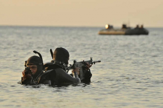 Aksi prajurit Tontaipur Kostrad menyerbu pantai