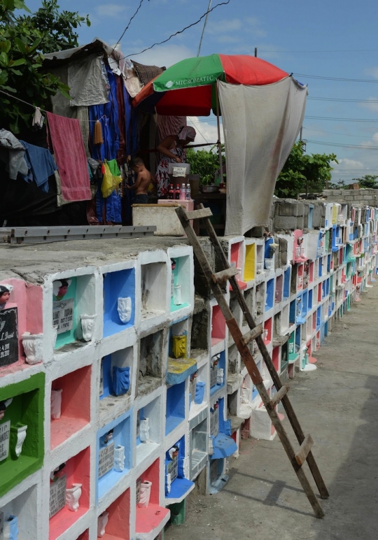 Sambut tradisi 'All Souls', warga Filipina percantik makam