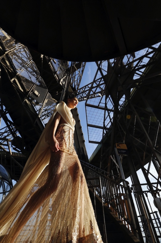 Bergaya anggun dengan gaun mewah di catwalk Menara Eiffel
