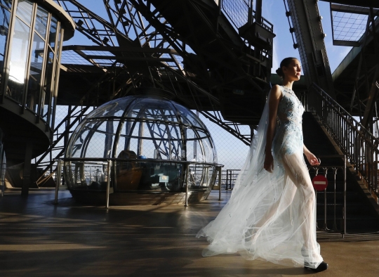 Bergaya anggun dengan gaun mewah di catwalk Menara Eiffel
