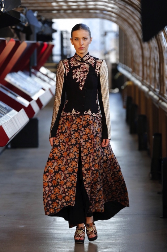 Bergaya anggun dengan gaun mewah di catwalk Menara Eiffel