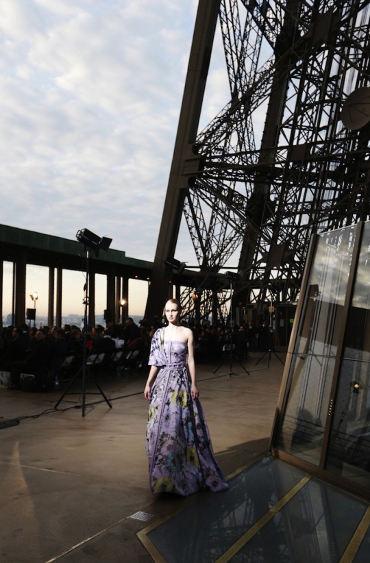 Bergaya anggun dengan gaun mewah di catwalk Menara Eiffel