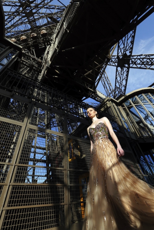 Bergaya anggun dengan gaun mewah di catwalk Menara Eiffel