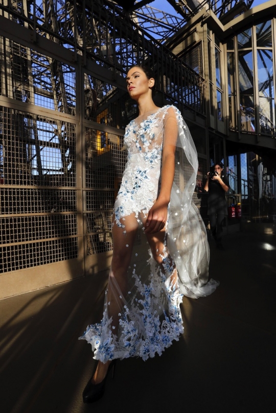 Bergaya anggun dengan gaun mewah di catwalk Menara Eiffel