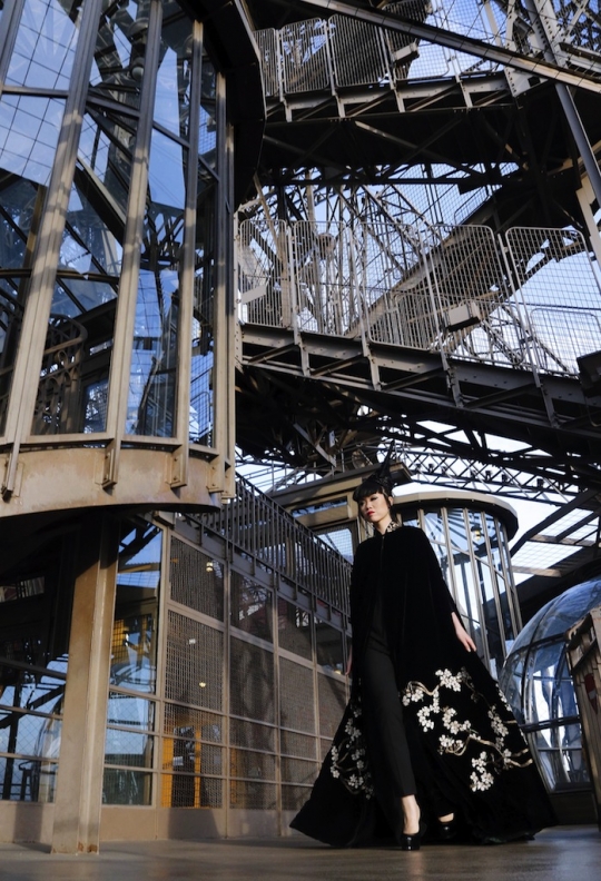 Bergaya anggun dengan gaun mewah di catwalk Menara Eiffel