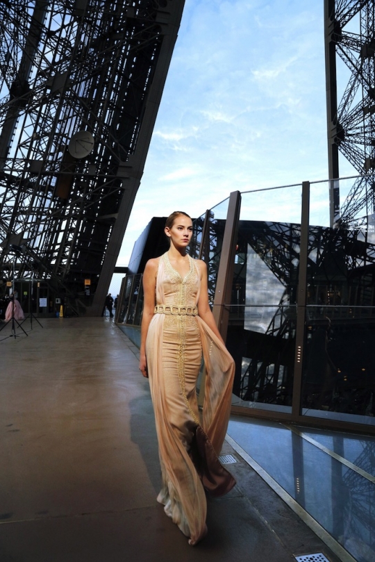 Bergaya anggun dengan gaun mewah di catwalk Menara Eiffel