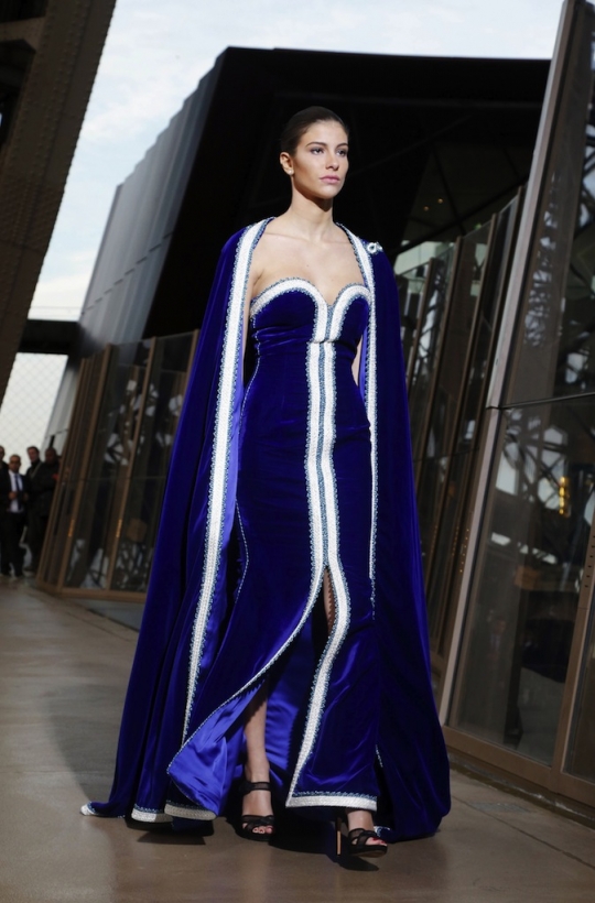 Bergaya anggun dengan gaun mewah di catwalk Menara Eiffel