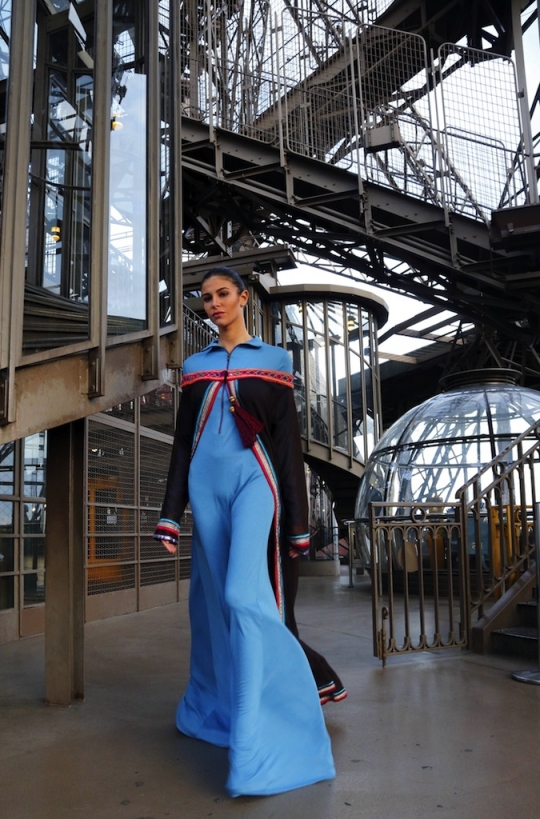 Bergaya anggun dengan gaun mewah di catwalk Menara Eiffel