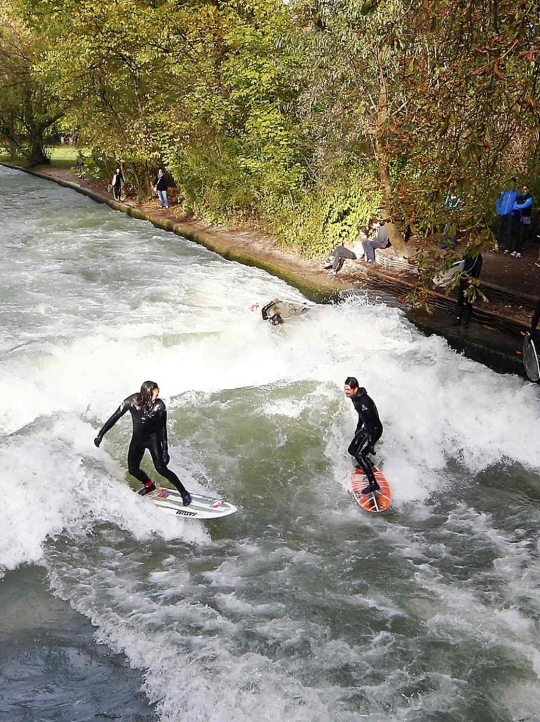 Serunya memacu adrenalin di Sungai Eisbach