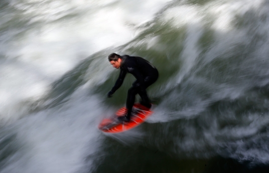 Serunya memacu adrenalin di Sungai Eisbach