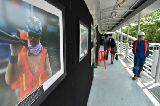 Pameran foto satu tahun proyek MRT di jembatan penyeberangan
