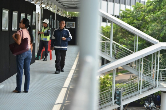 Pameran foto satu tahun proyek MRT di jembatan penyeberangan