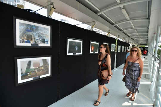 Pameran foto satu tahun proyek MRT di jembatan penyeberangan