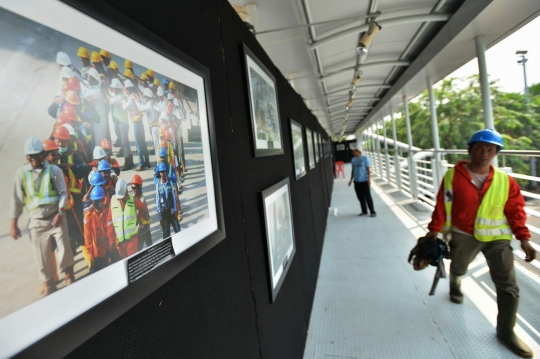 Pameran foto satu tahun proyek MRT di jembatan penyeberangan