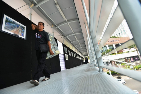 Pameran foto satu tahun proyek MRT di jembatan penyeberangan