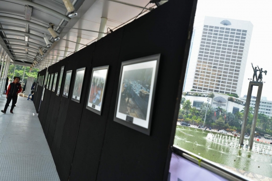 Pameran foto satu tahun proyek MRT di jembatan penyeberangan