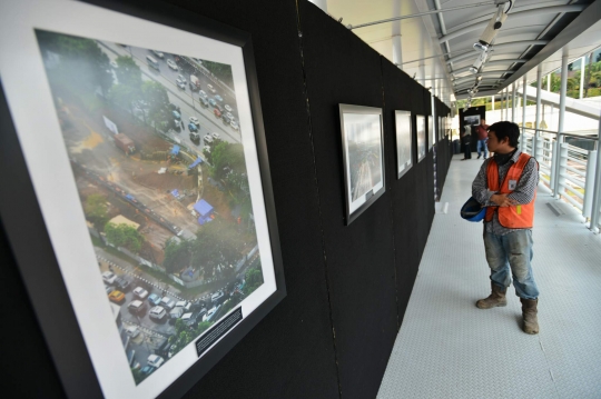 Pameran foto satu tahun proyek MRT di jembatan penyeberangan