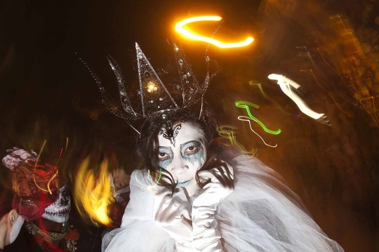 Monster-monster seksi hiasi parade Halloween di New York