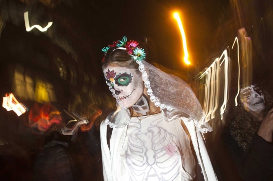 Monster-monster seksi hiasi parade Halloween di New York