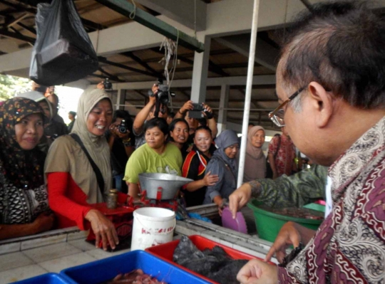 Kunjungan pertama, Menko Kemaritiman sambangi nelayan di Cilacap