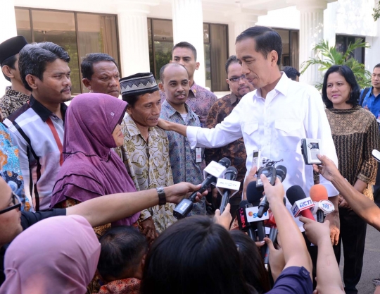 Ibu tukang tusuk sate menangis temui Jokowi di Istana