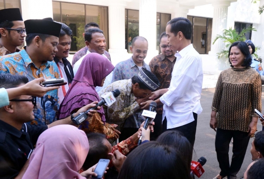 Ibu tukang tusuk sate menangis temui Jokowi di Istana