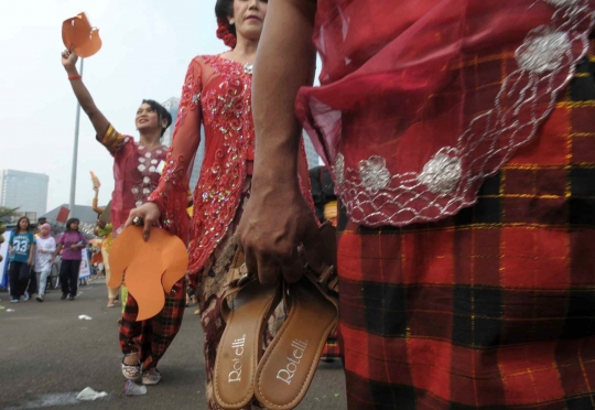 Gaya para waria yang hebohkan Gelar Budaya Rakyat 2014 di Monas